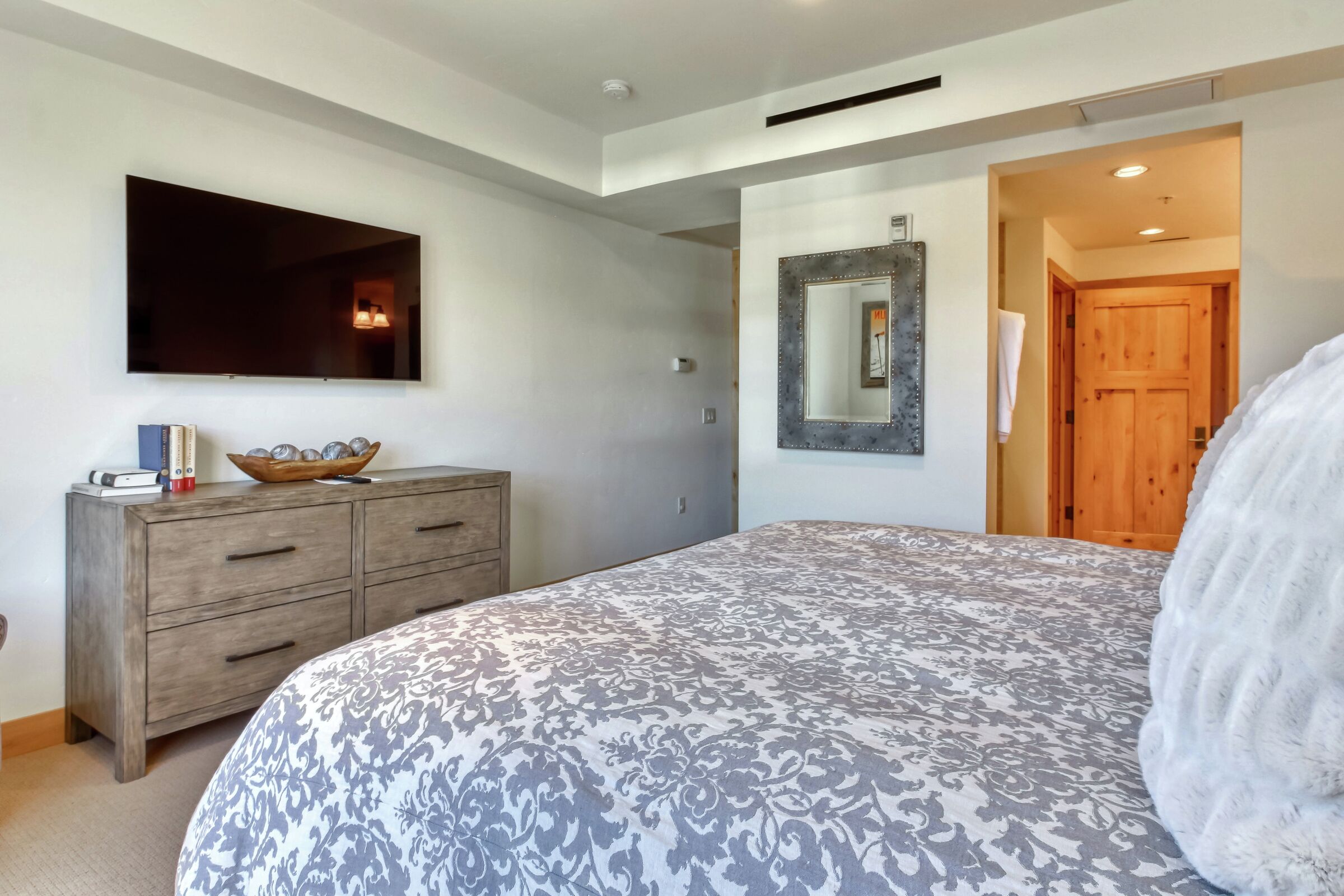 #7 - Sunny Mountain Views - Bedroom