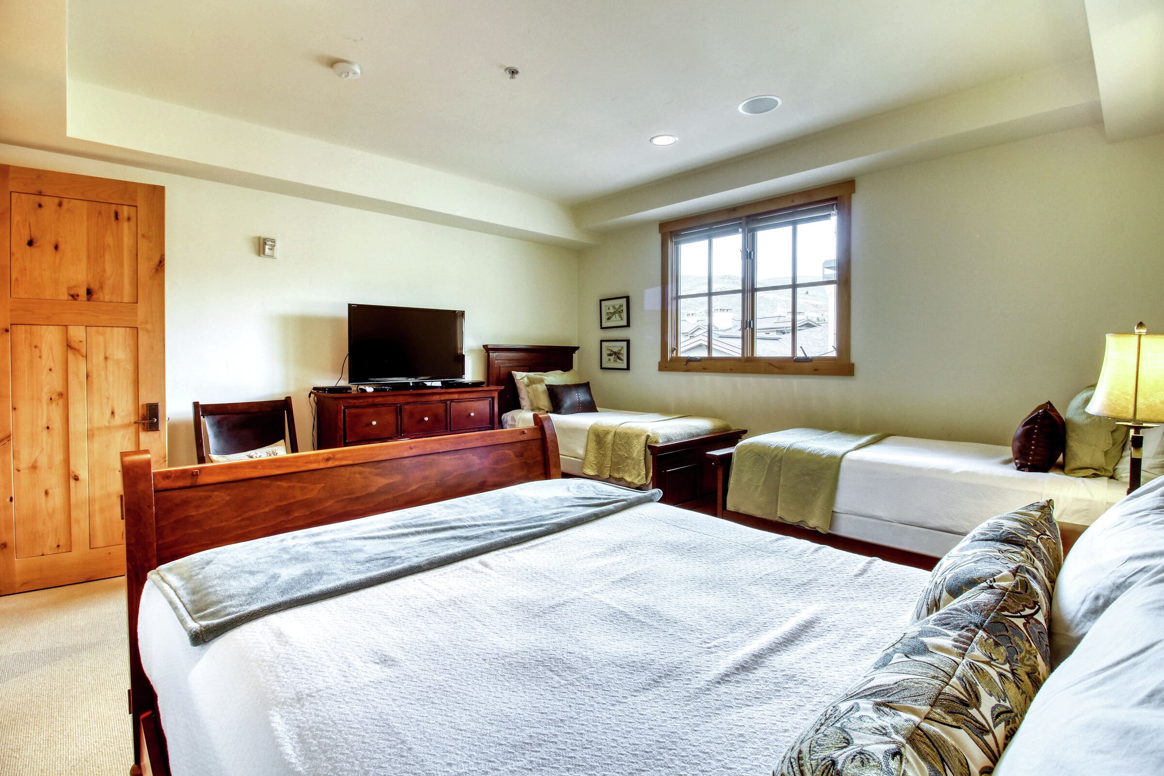 #13 - Elkhorn Springs Retreat - Bedroom
