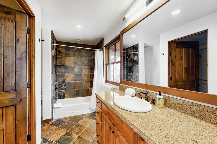 #4C - Trail Creek Views - Ensuite Bathroom