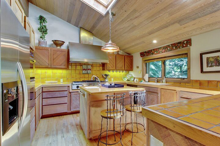 4 Bdrm 4 Bath HT - Kitchen