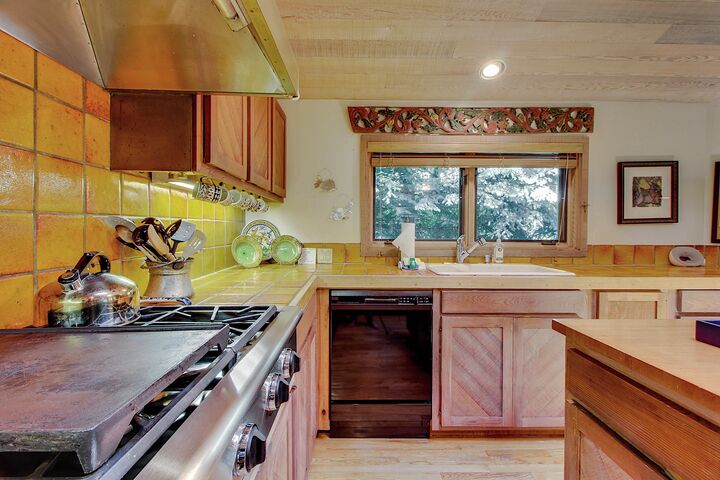 4 Bdrm 4 Bath HT - Kitchen