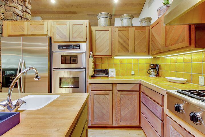 4 Bdrm 4 Bath HT - Kitchen