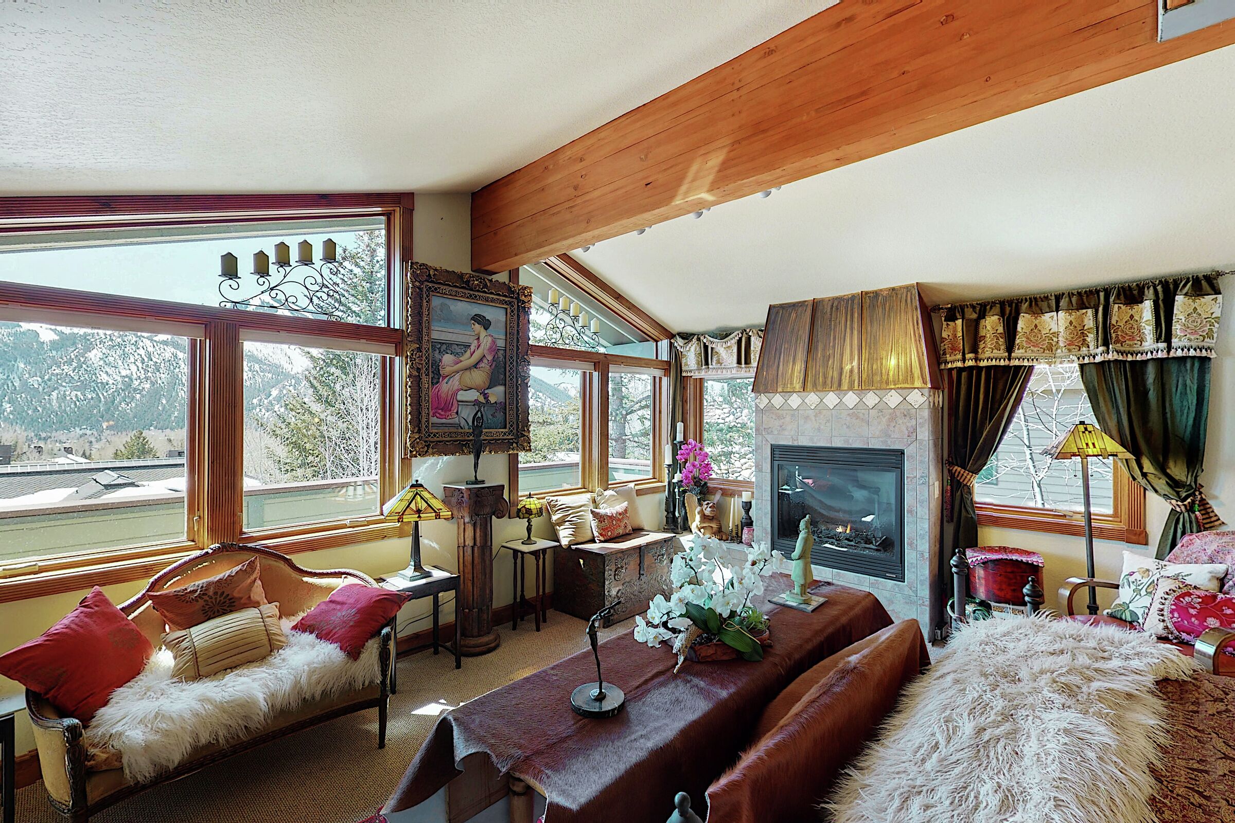 5 Bdrm 4 Bath - Living Room