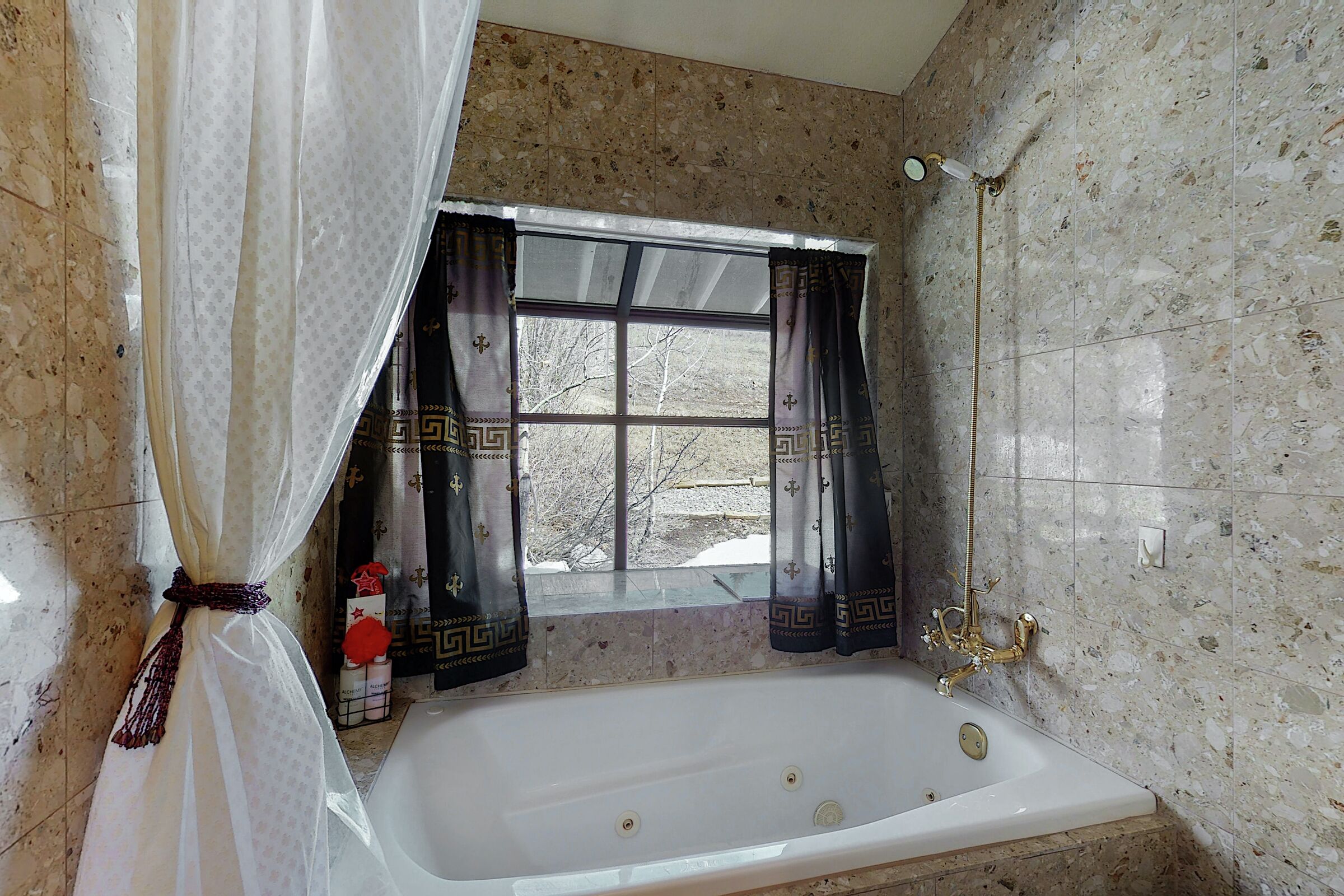 5 Bdrm 4 Bath - Bathroom