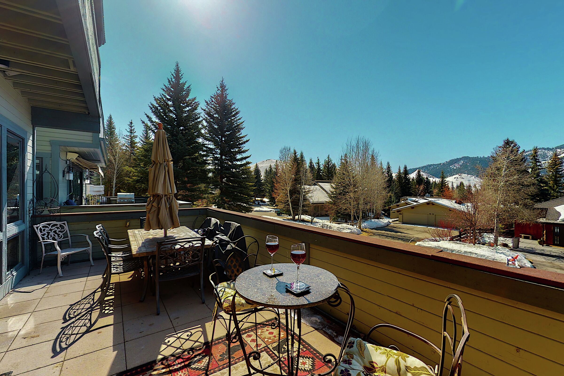 5 Bdrm 4 Bath - Balcony