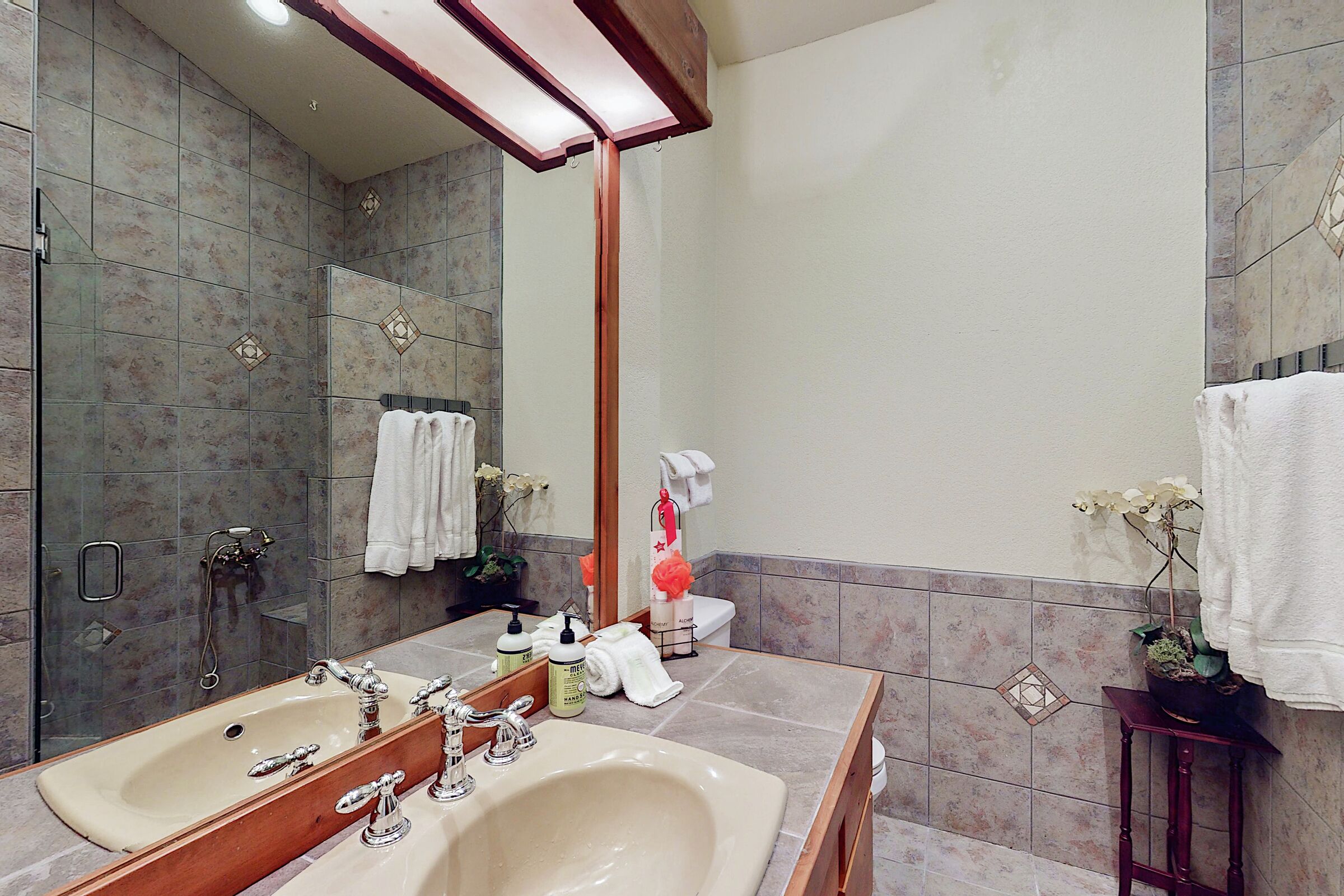 5 Bdrm 4 Bath - Bathroom