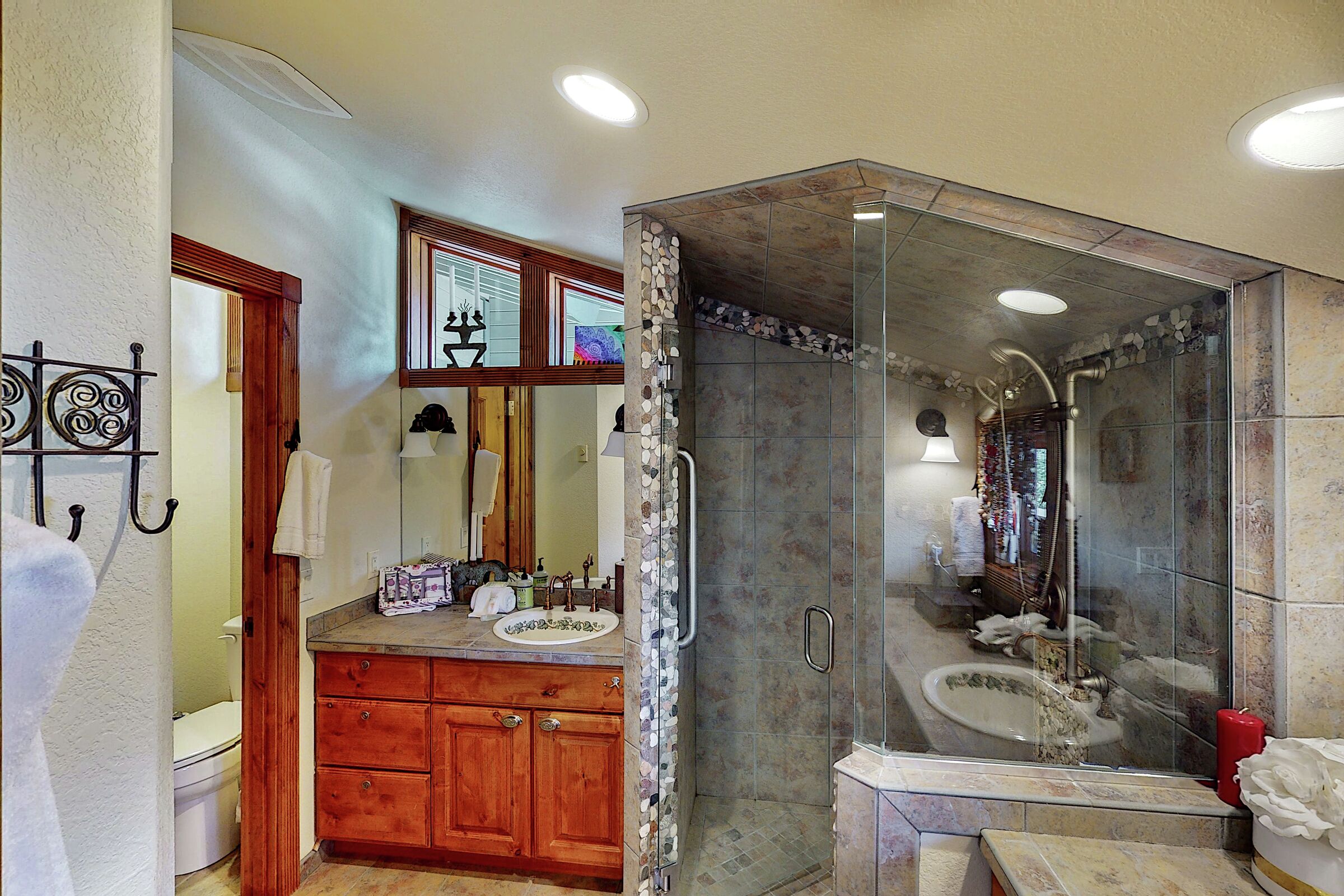 5 Bdrm 4 Bath - Bathroom