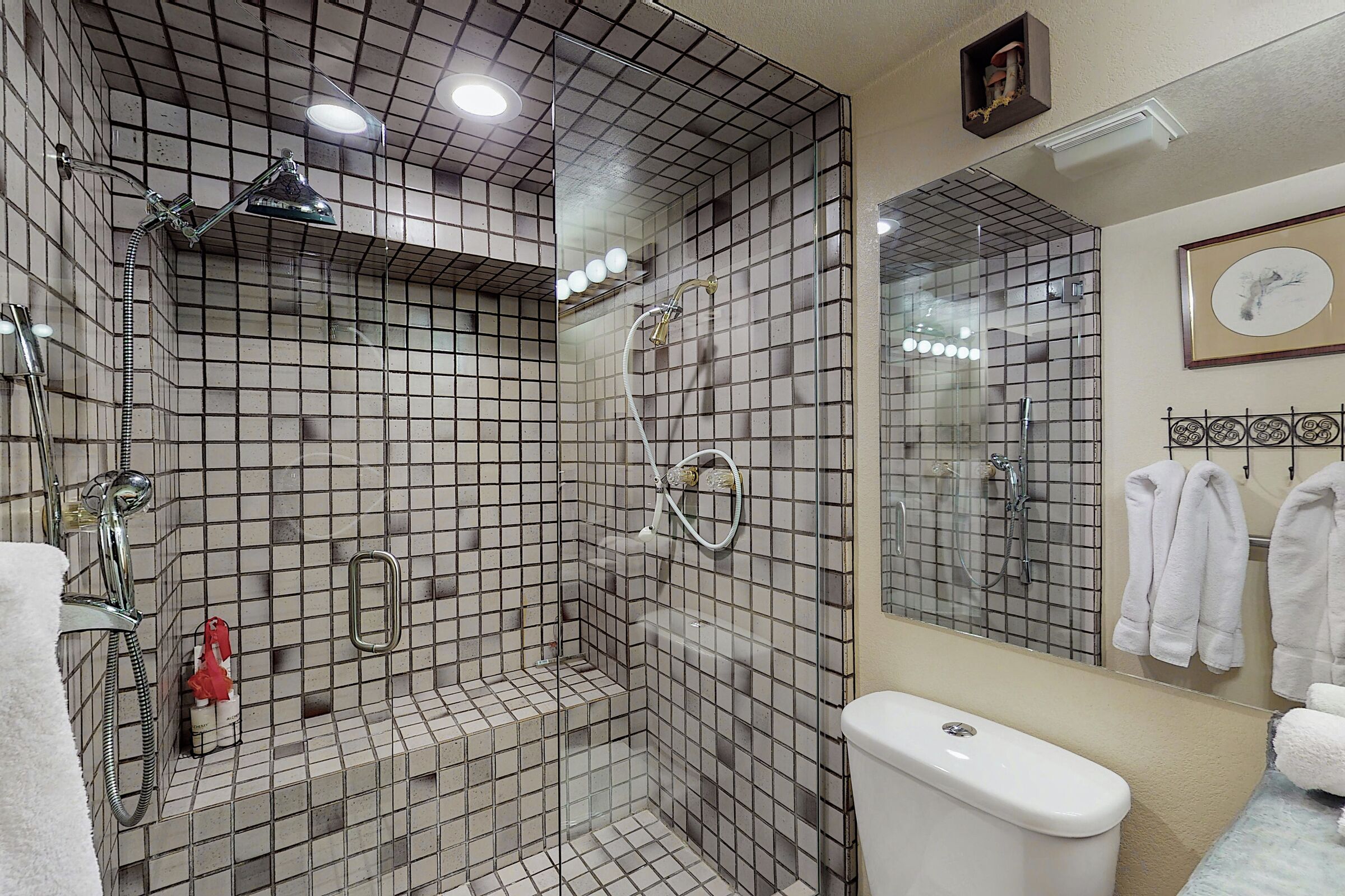 5 Bdrm 4 Bath - Bathroom