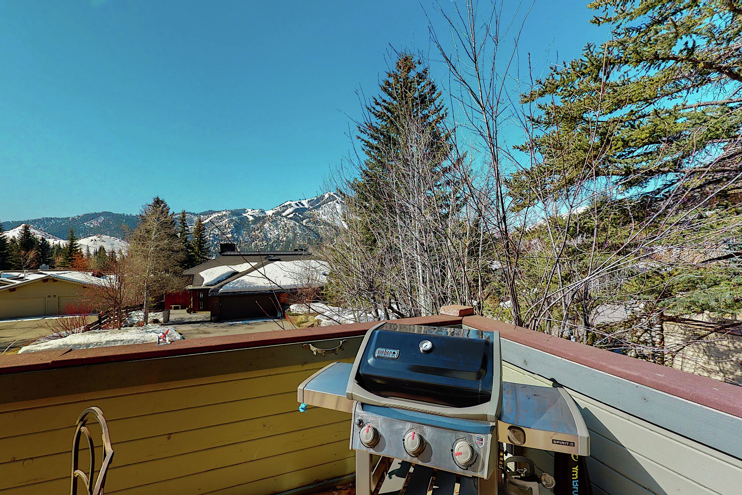 5 Bdrm 4 Bath - Balcony with BBQ