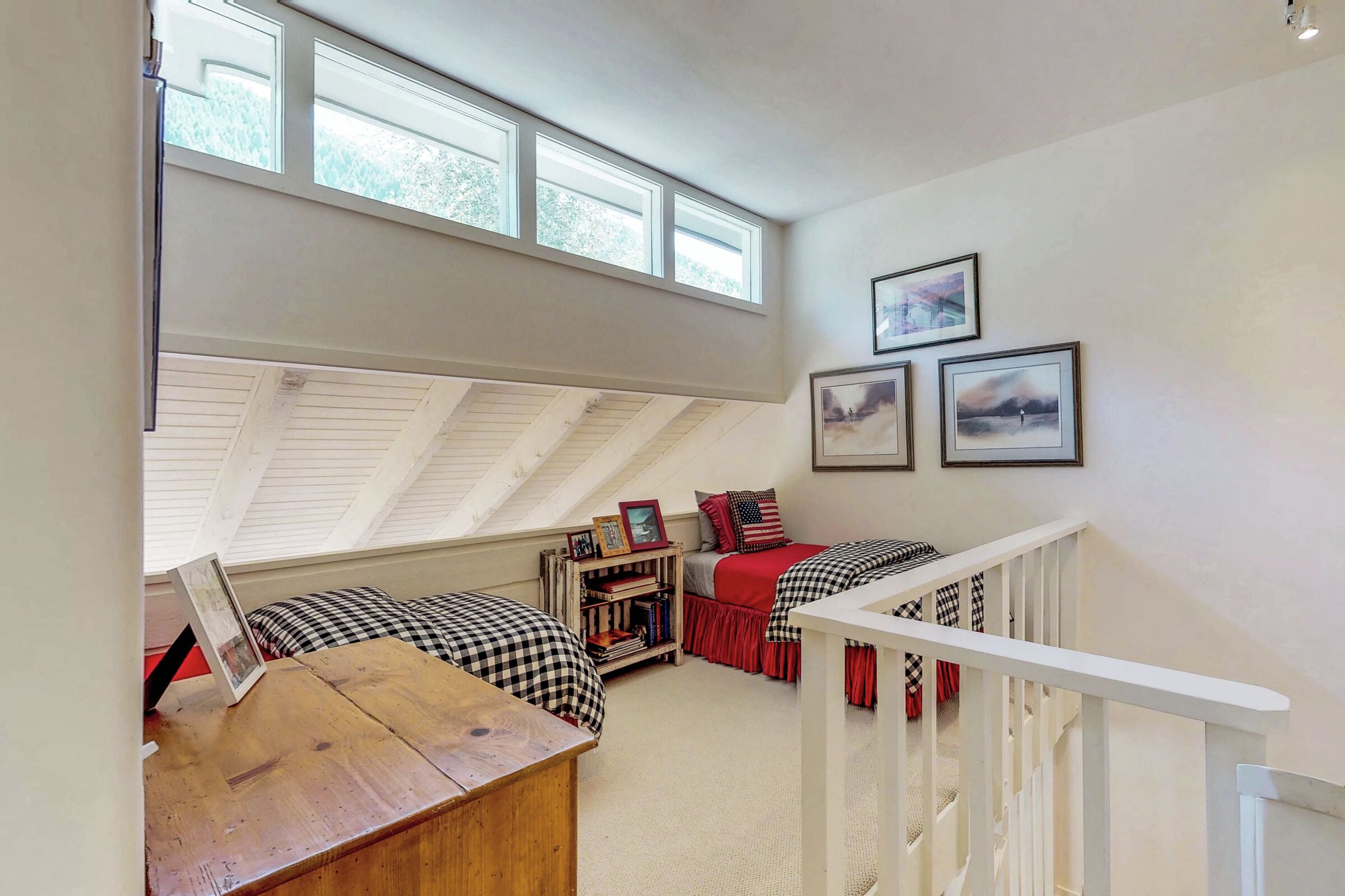 3 Bdrm + Loft HT - Loft Bedroom