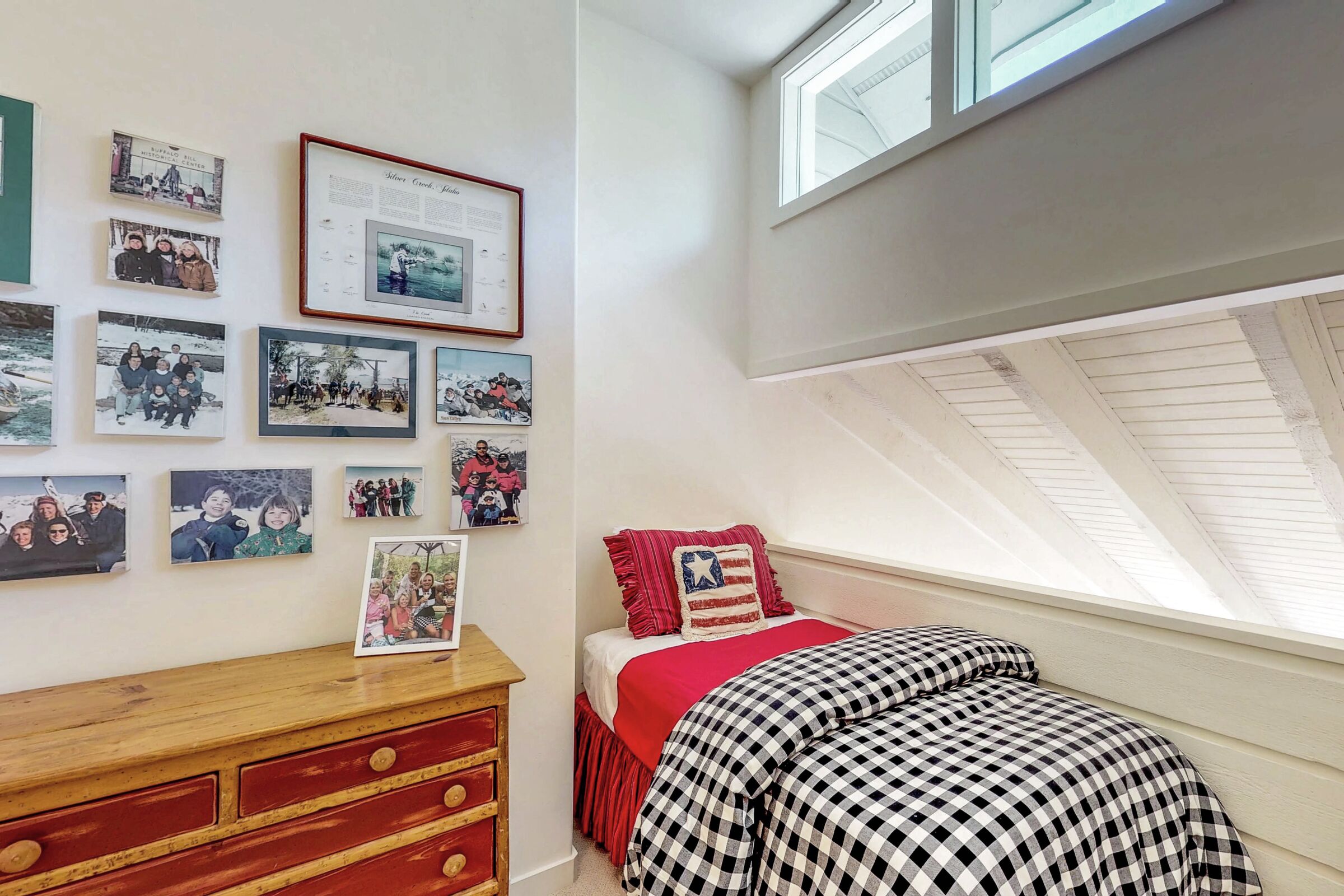 3 Bdrm + Loft HT - Loft Bedroom