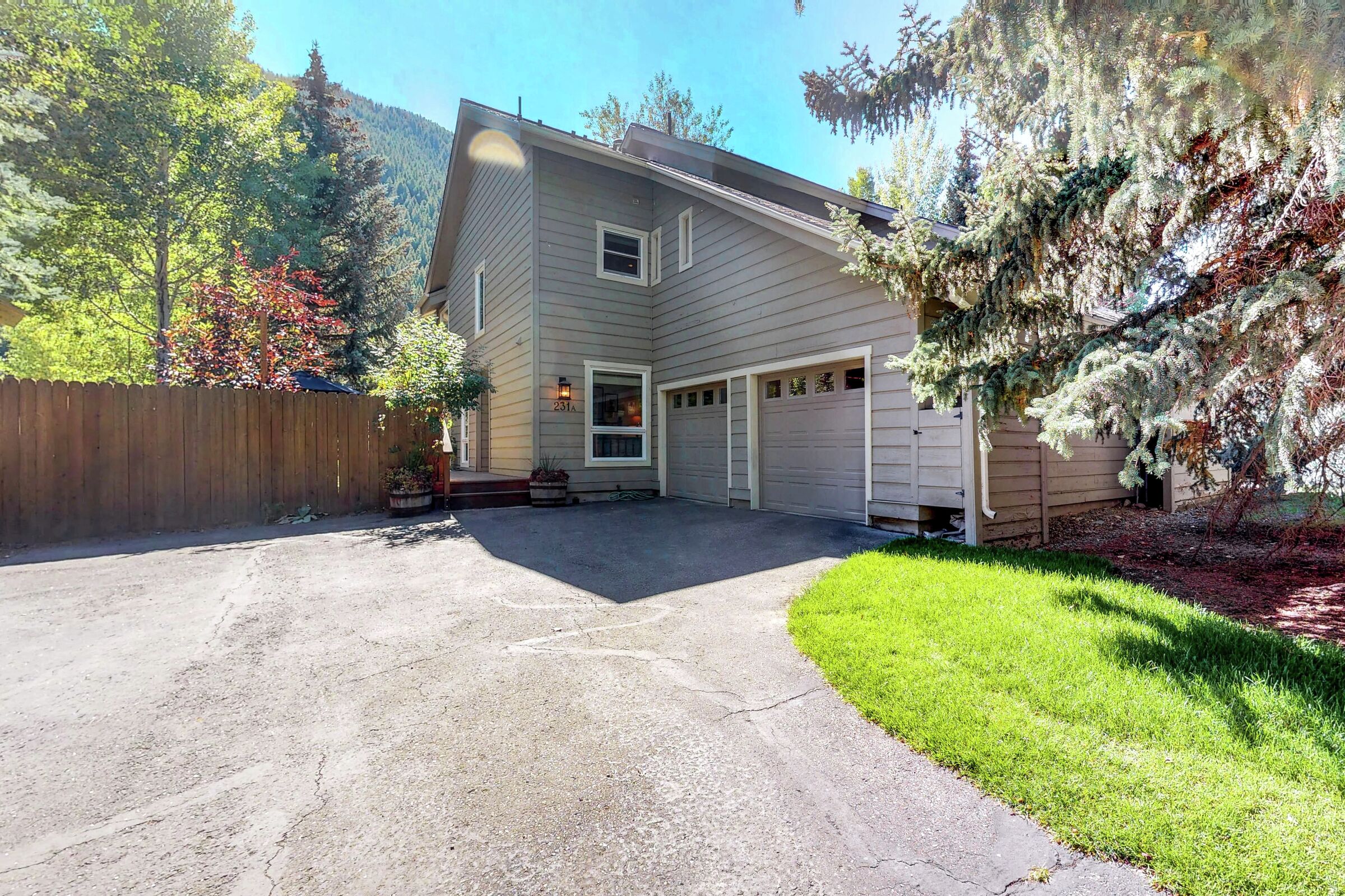 3 Bdrm + Loft HT - Garage