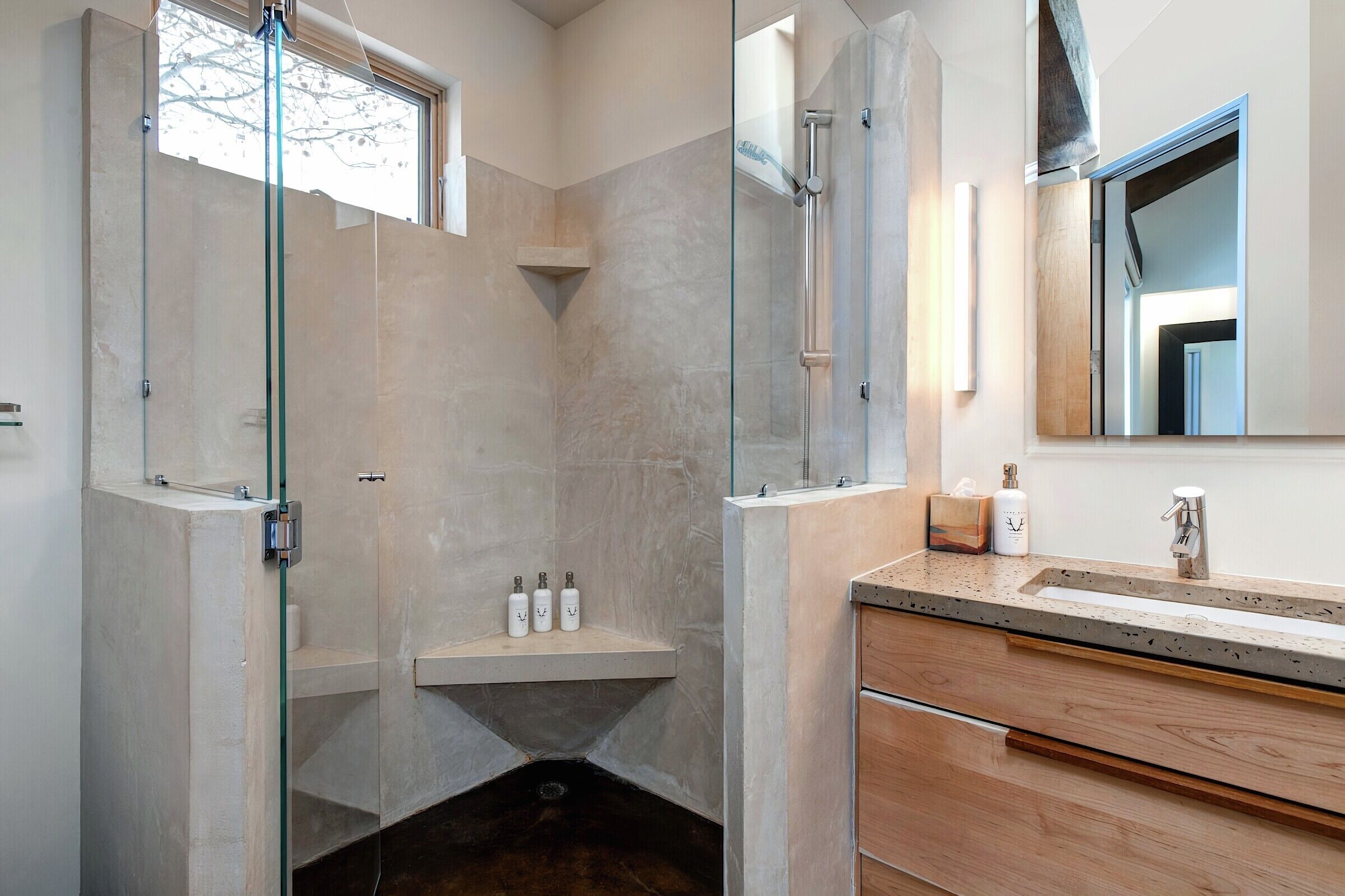 7 Bdrm 7.5 Bath HT - Ensuite Bathroom