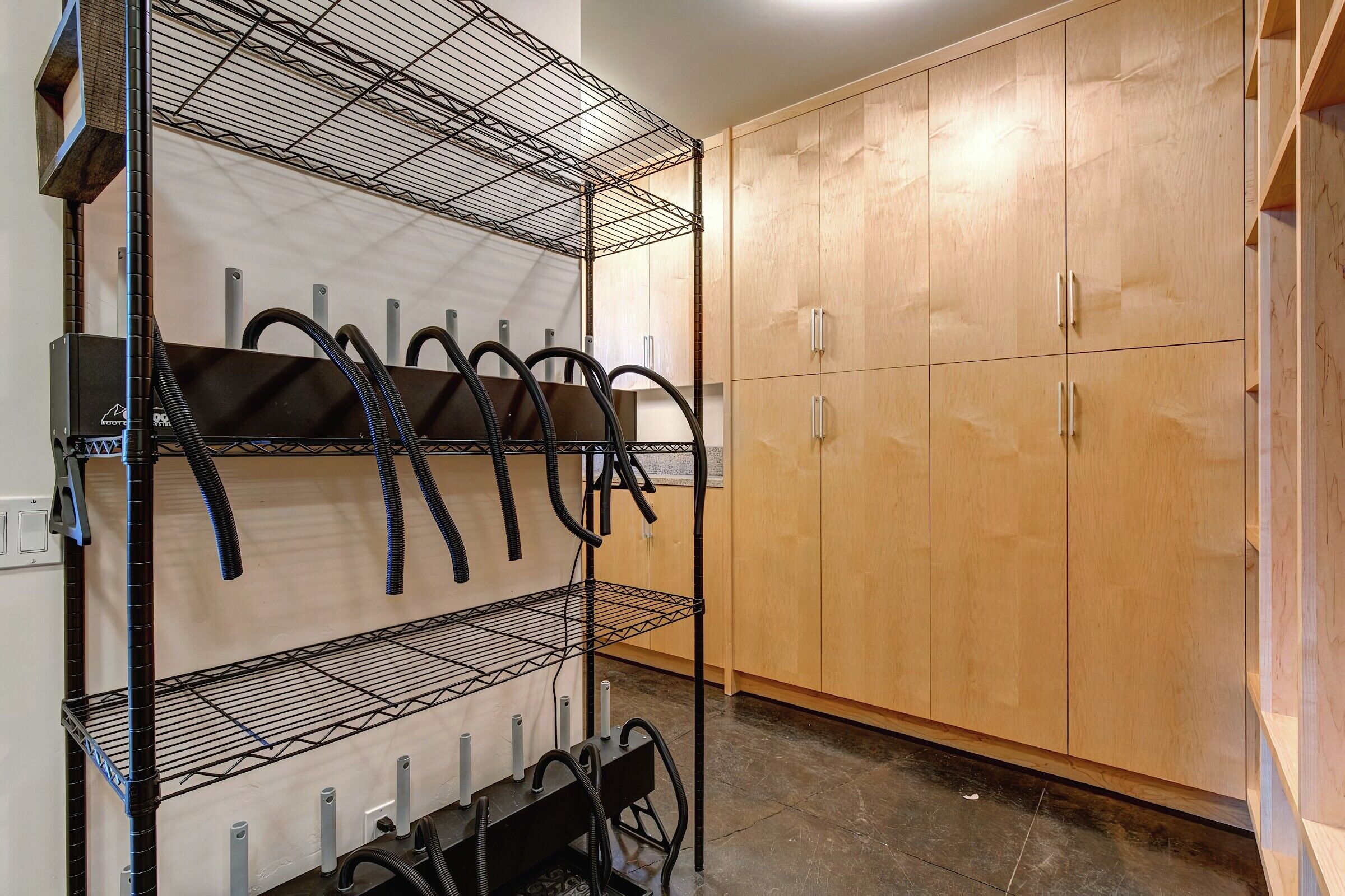 7 Bdrm 7.5 Bath HT - Ski Storage