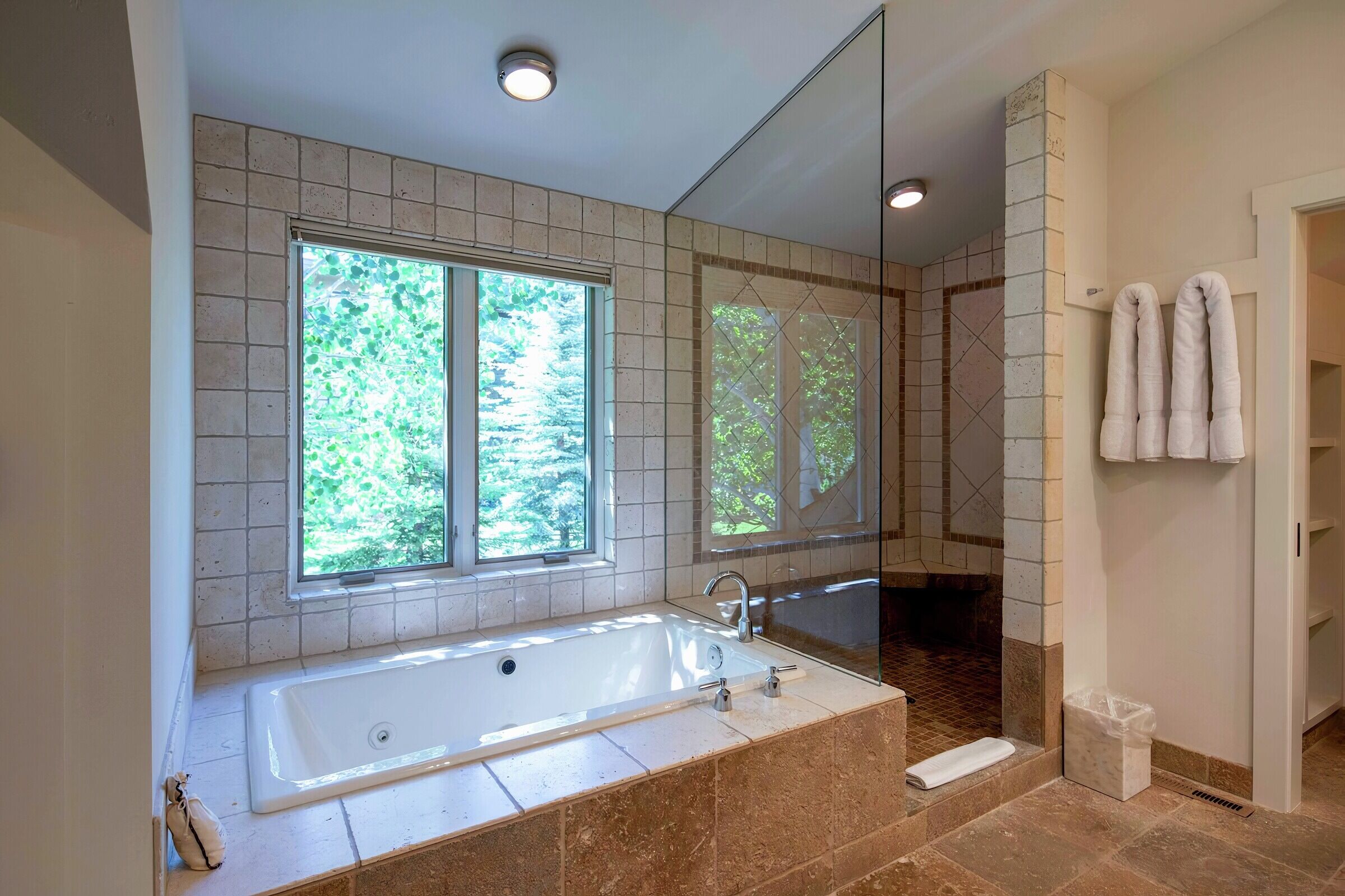 4 Bdrm 4.5 Bath HT - Master Ensuite Bathroom