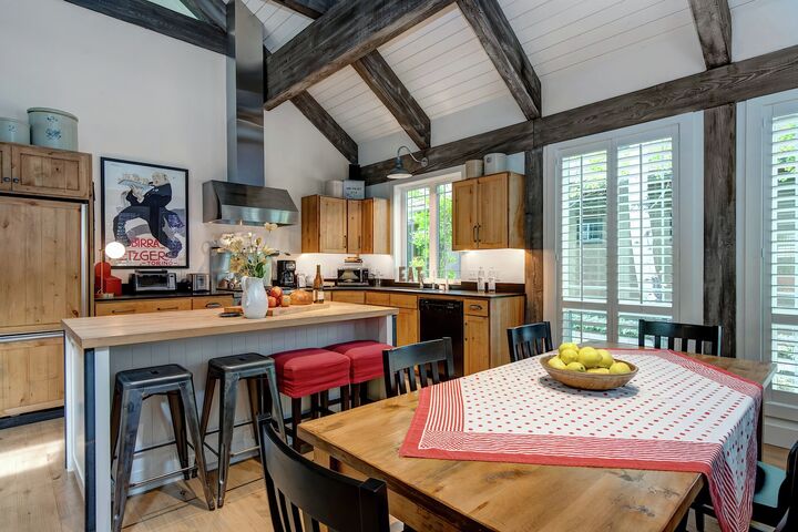 Dining Area & Kitchen