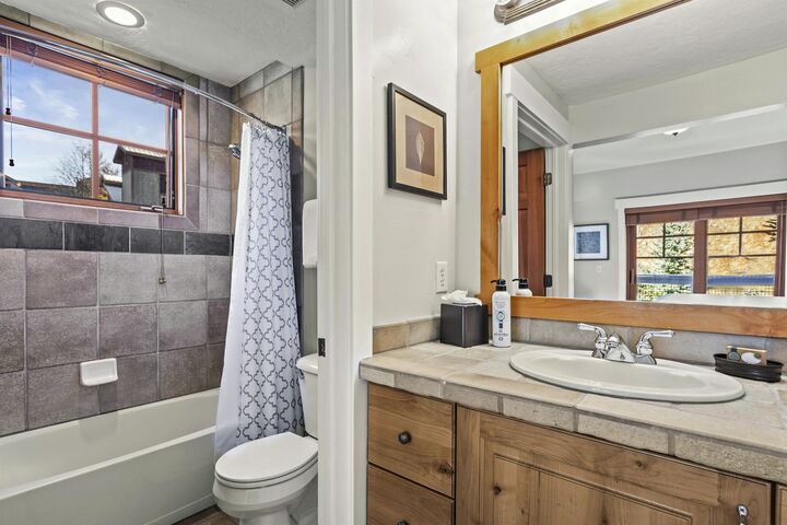 #C101 - Ensuite Bathroom