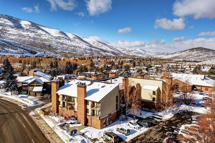 Copperbottom Inn Exterior - Winter