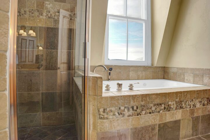 #5043 - Loft Ensuite Bathroom