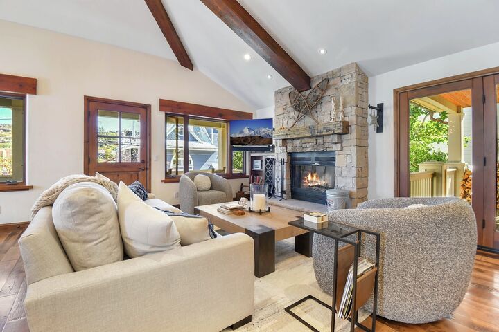 4 Bdrm Spa - Living Area