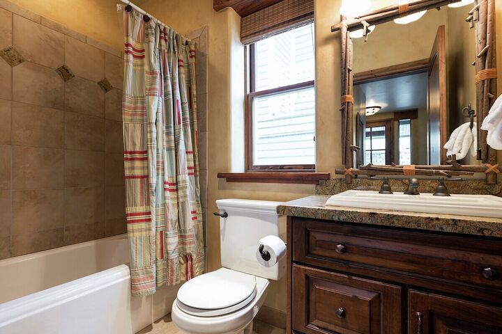 4 Bdrm Spa - Bathroom