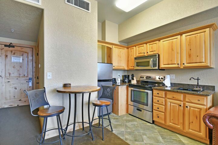 Studio Dining Area & Kitchenette