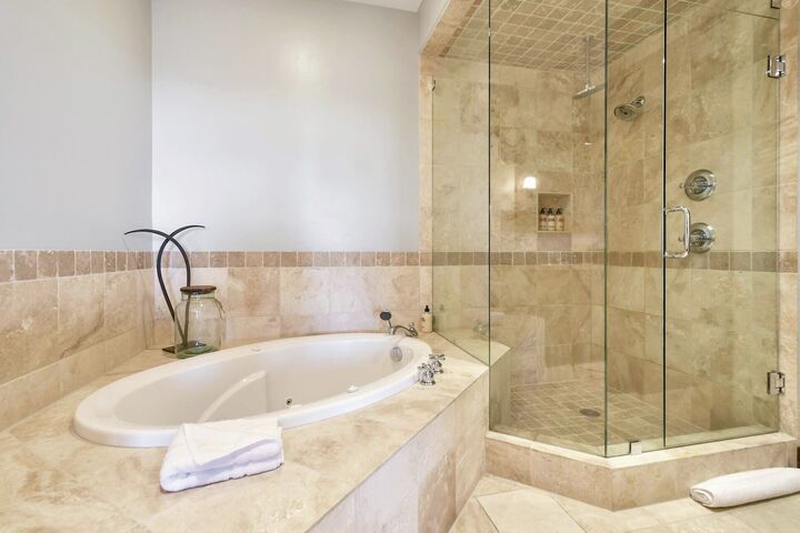 #4302 - Master Ensuite Bathroom