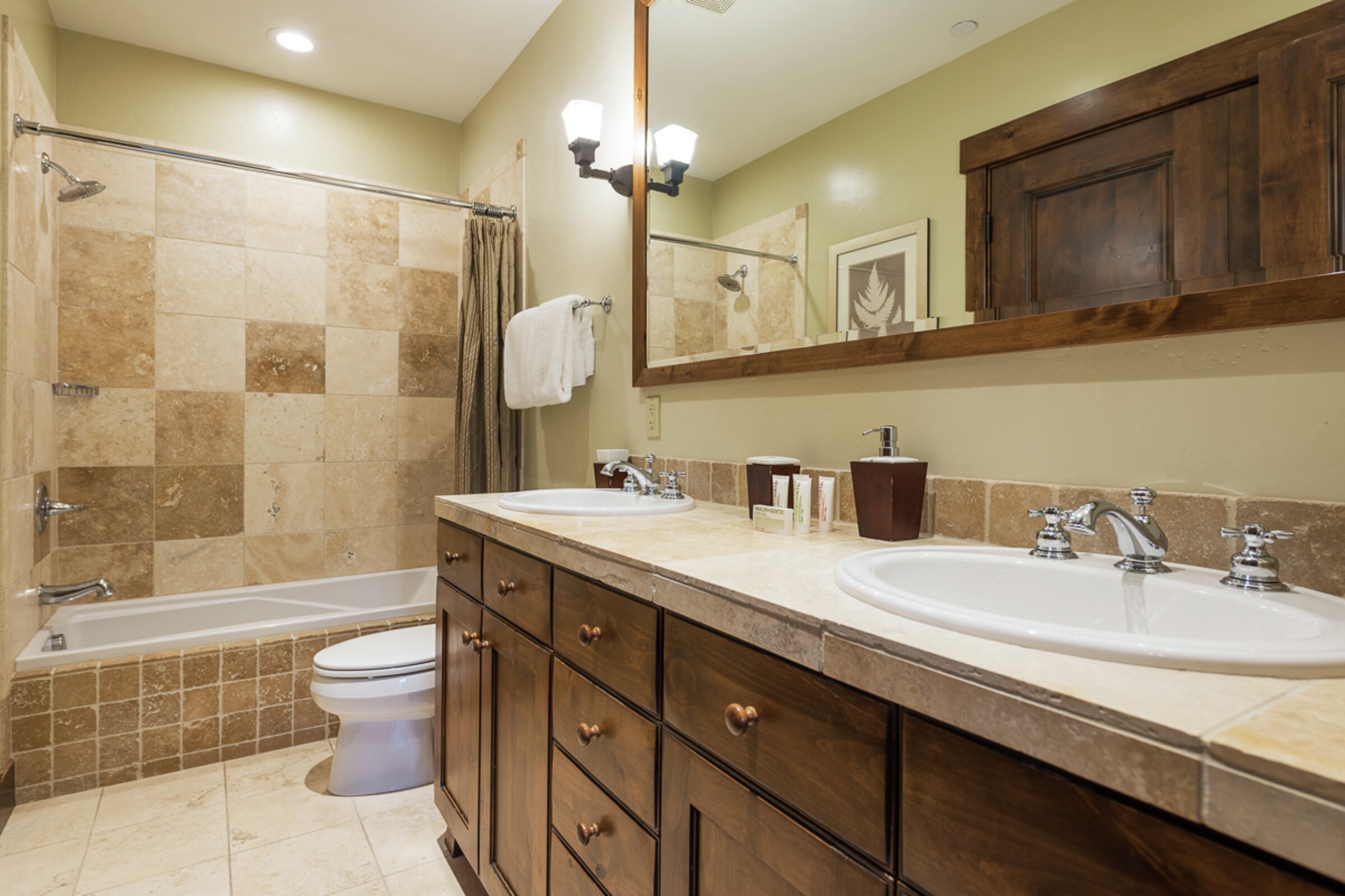 #1305 - Ensuite Bathroom