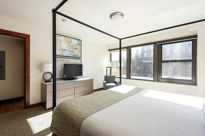 #202B - Master Bedroom