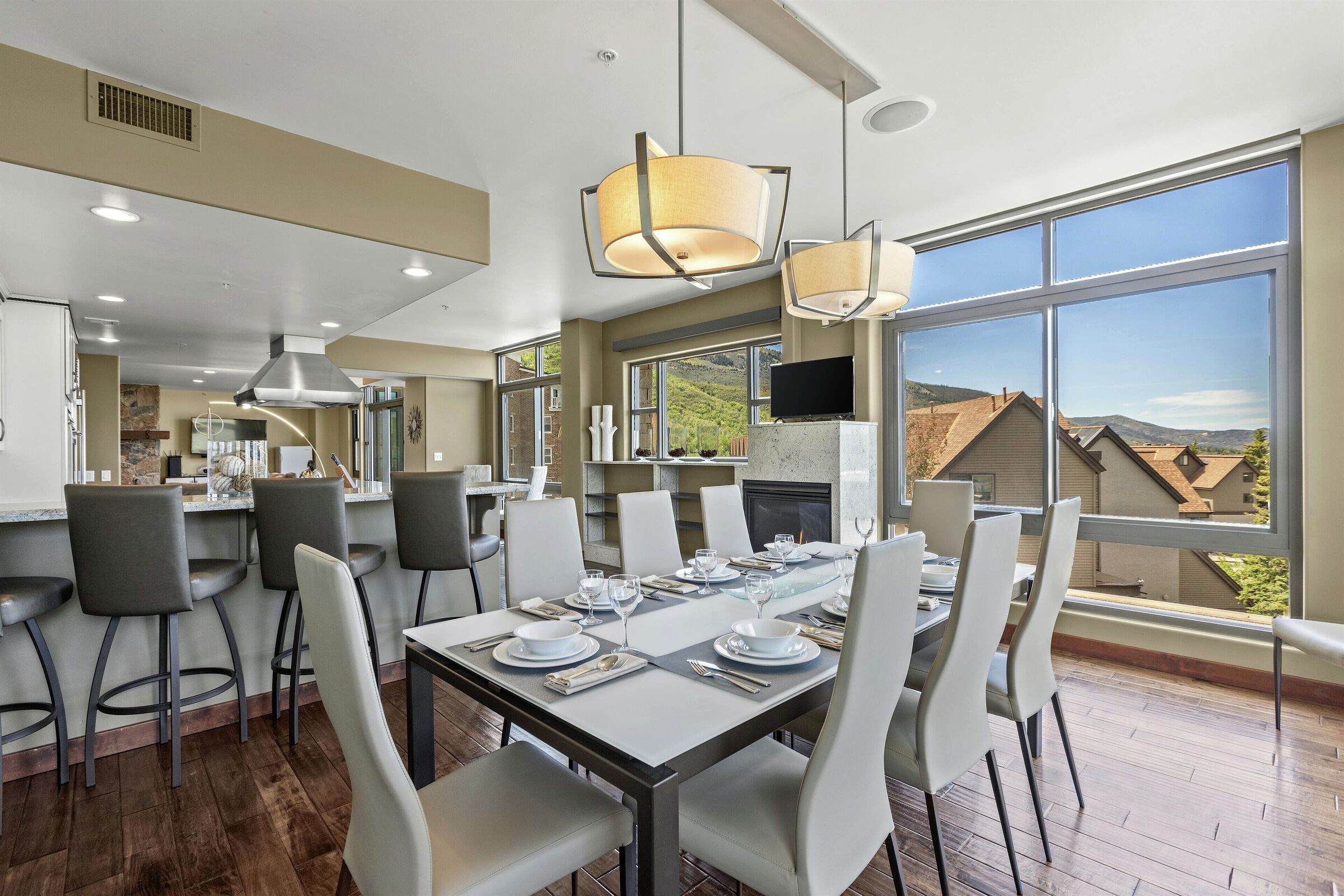 Dining Area & Kitchen