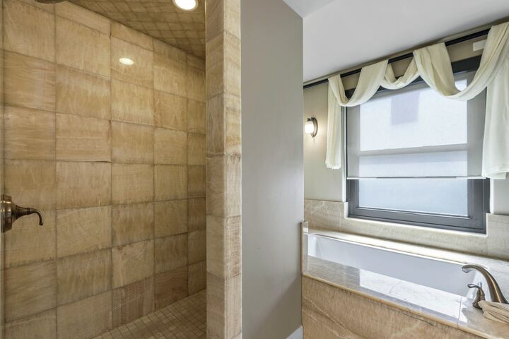 #401 (Lock-Off) - Ensuite Bathroom