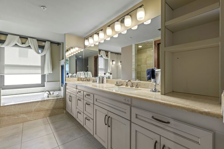 #401 (Lock-Off) - Ensuite Bathroom