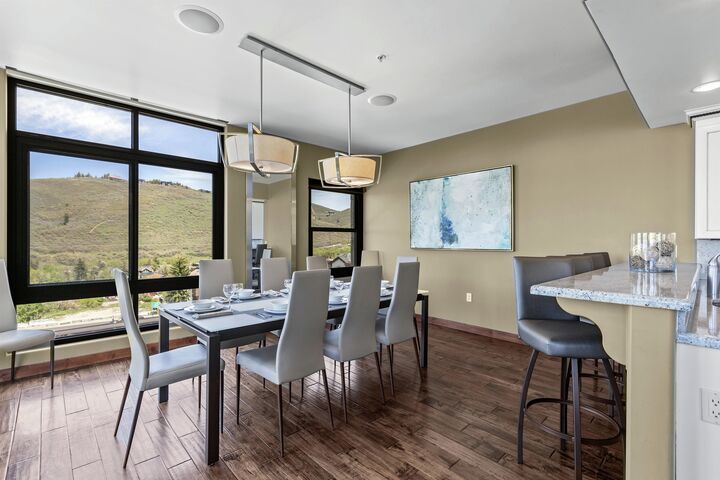 #401 (Lock-Off) - Dining Area