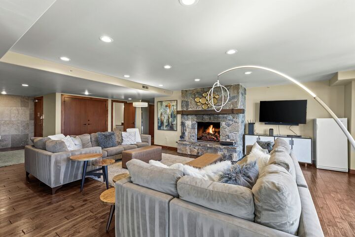 #401 (Lock-Off) - Living Area