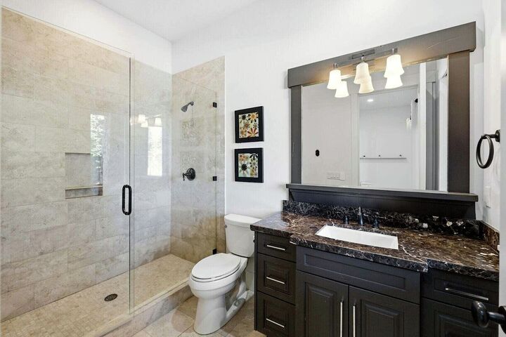 5 Bdrm 5.5 Bath HT - Ensuite Bathroom