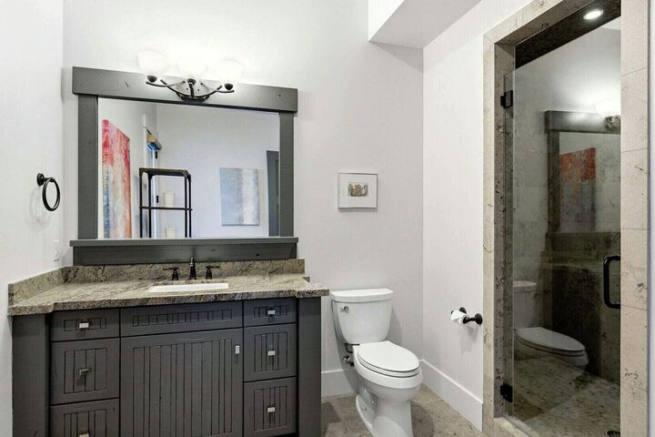 5 Bdrm 5.5 Bath HT - Ensuite Bathroom