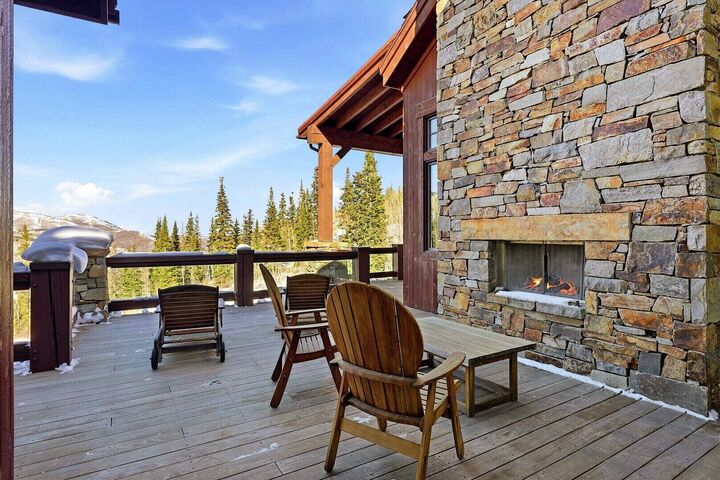 5 Bdrm 5.5 Bath HT - Balcony with Fire Pit