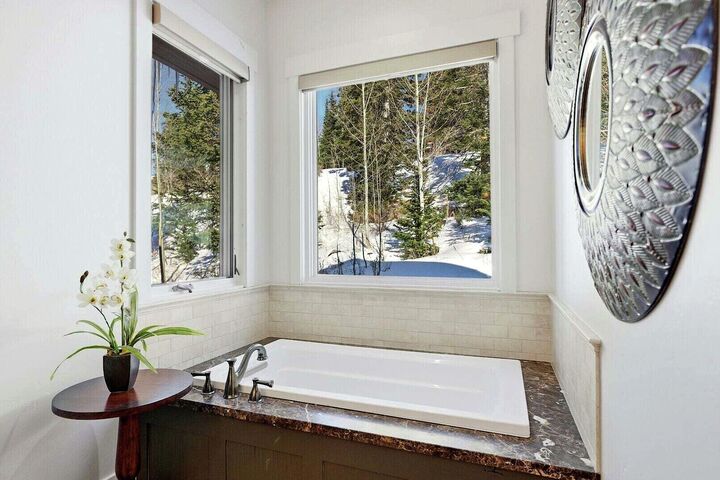 5 Bdrm 5.5 Bath HT - Ensuite Bathroom