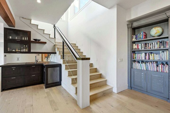 5 Bdrm 5.5 Bath HT - Wet Bar