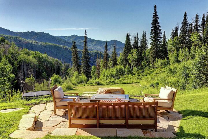 5 Bdrm 5.5 Bath HT - Patio with Fire Table