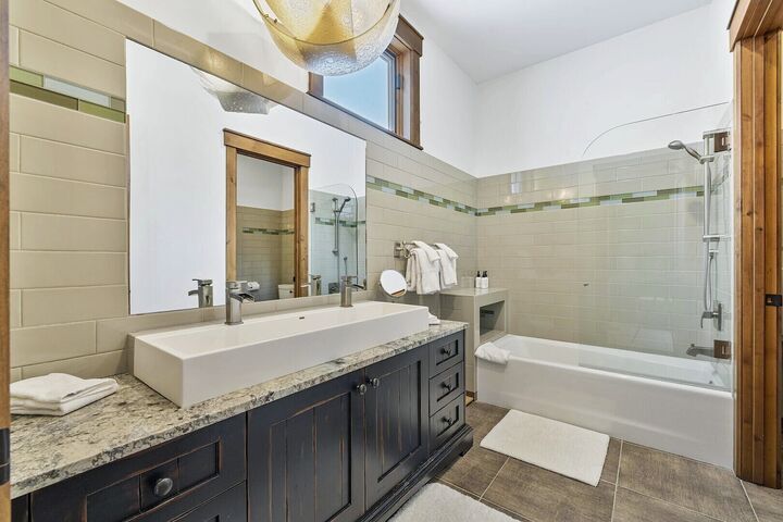 5 Bdrm 7.5 Bath HT - Ensuite Bathroom