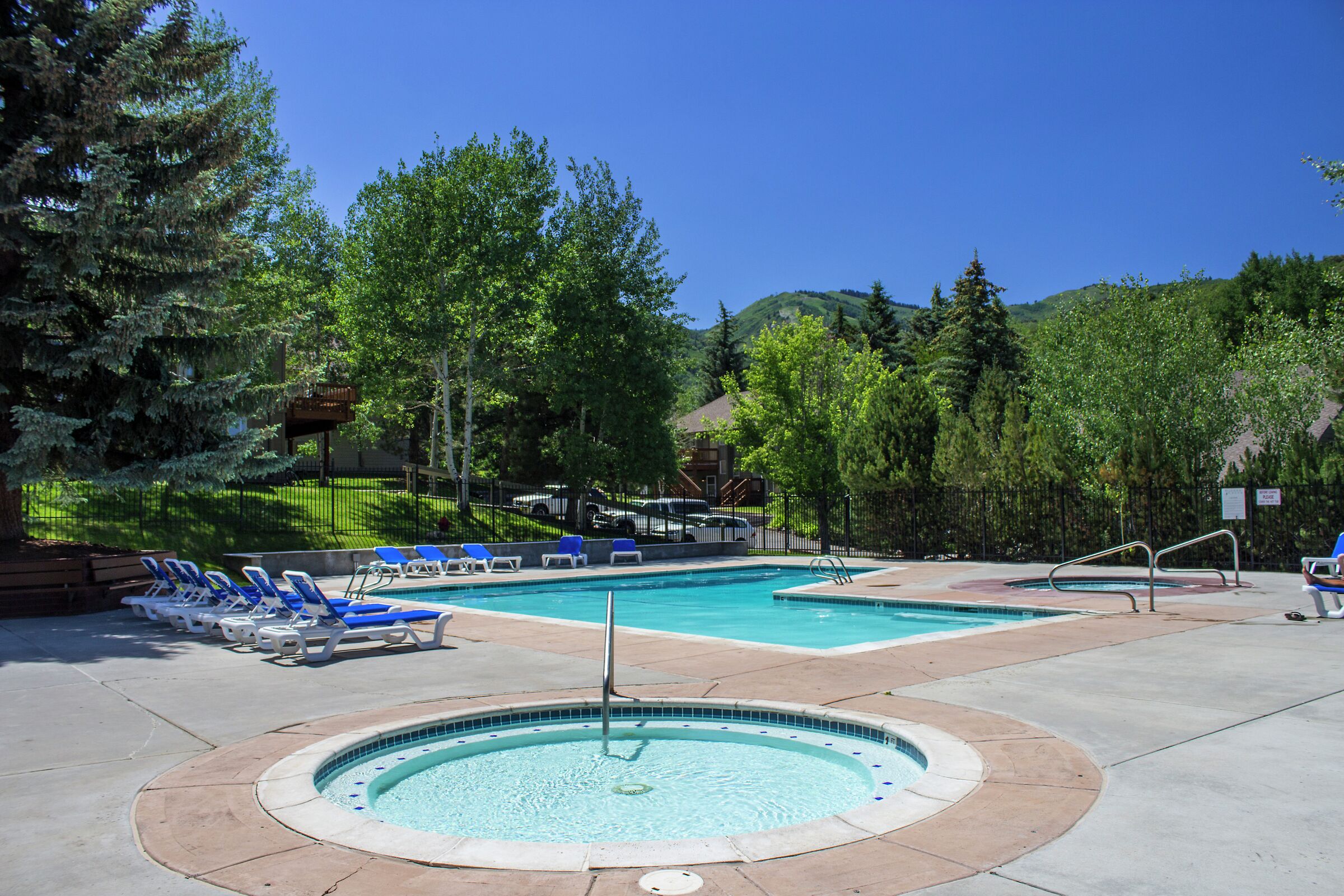 Outdoor Pool & Hot Tub