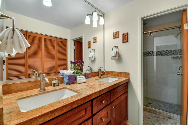 #68 - Red Pine Canopy - Ensuite Bathroom