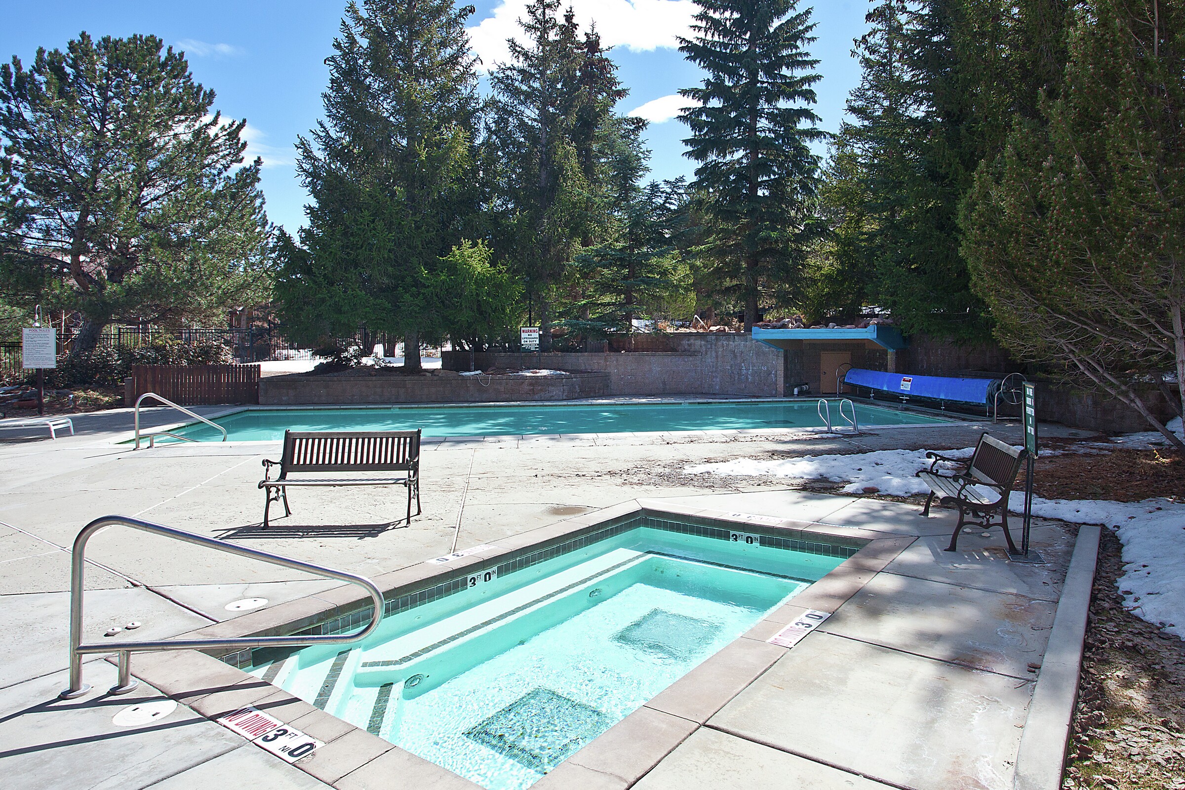 Outdoor Pool & Hot Tub