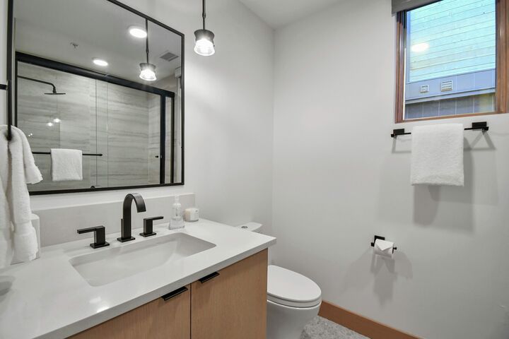 #201C - Bathroom