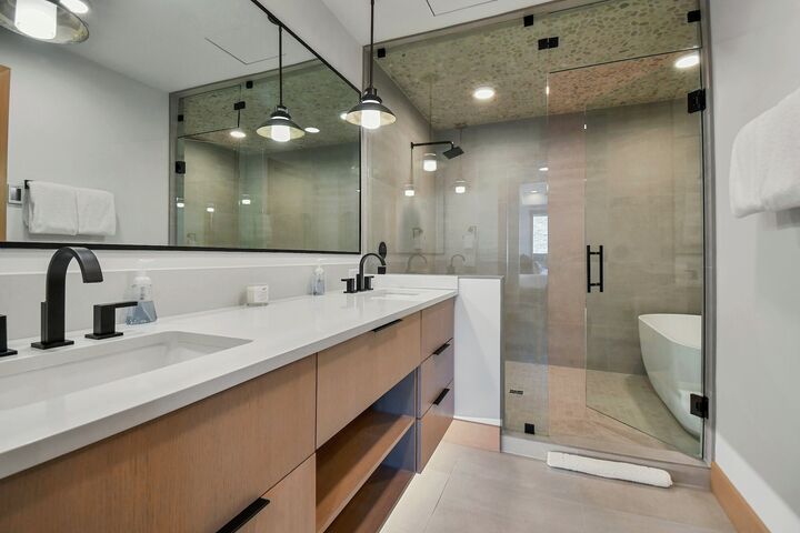 #201C - Master Ensuite Bathroom