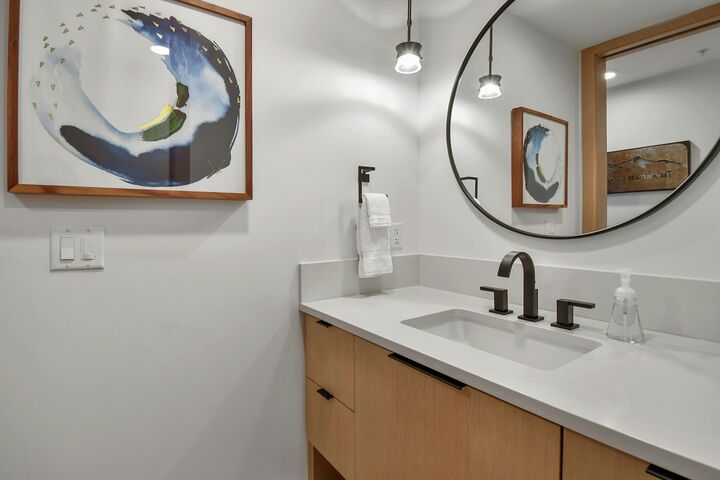 #201C - Bathroom