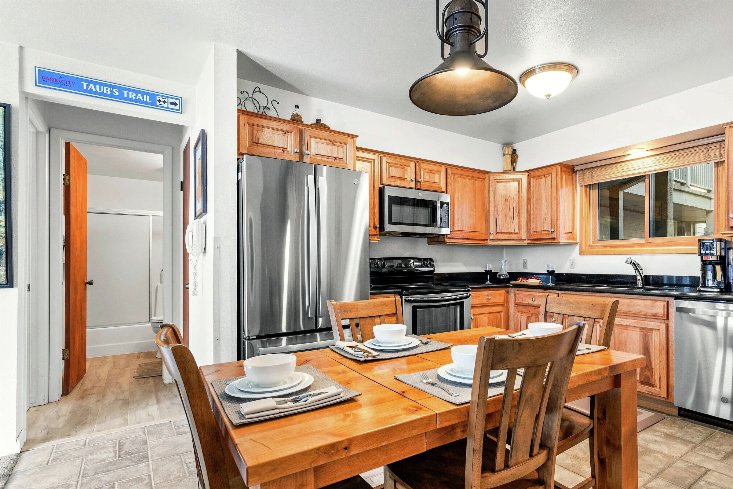 #065 - Dining Area & Kitchen