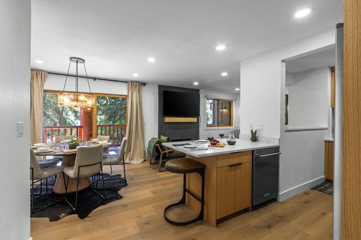 #044 - Kitchen Bar & Dining Area