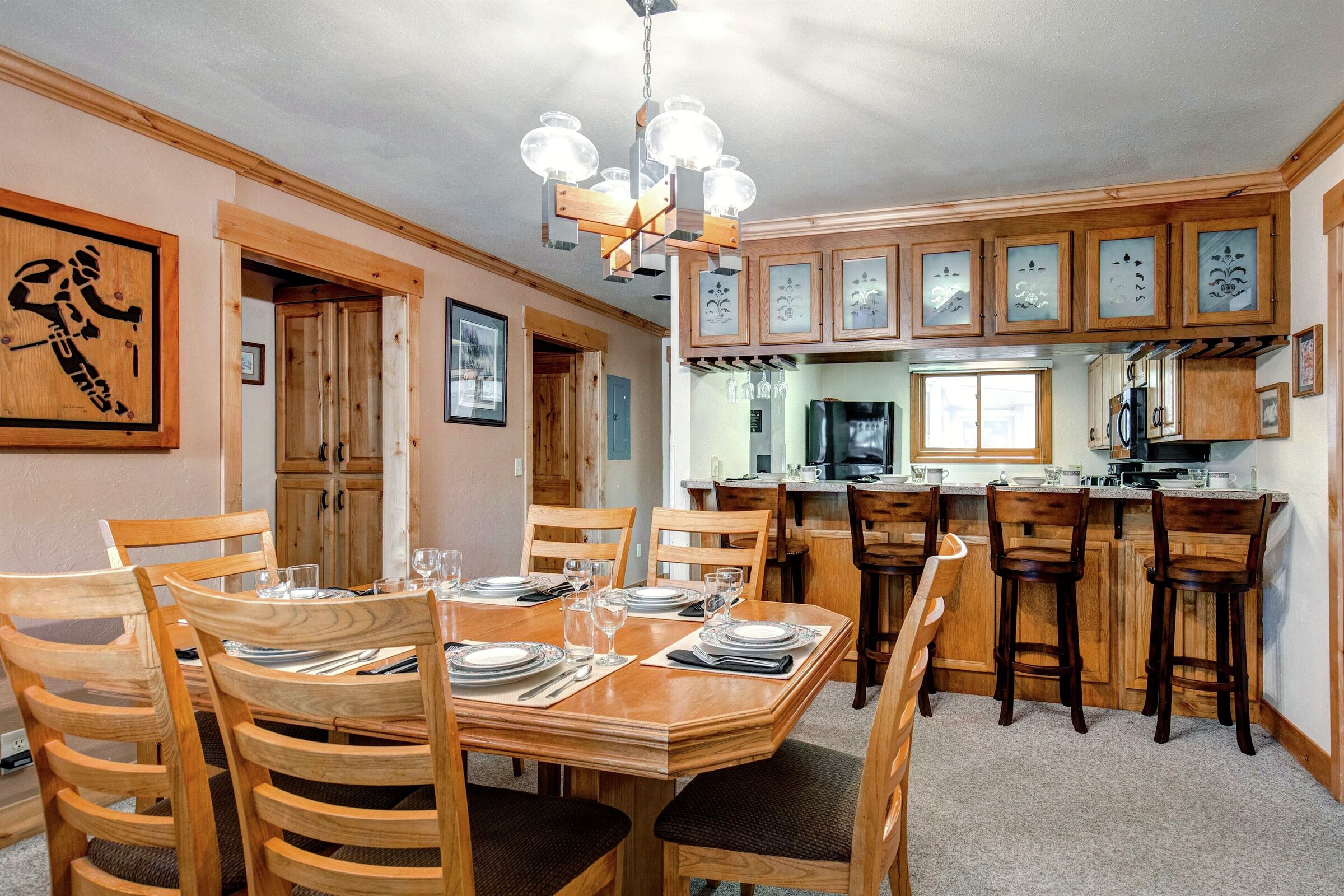 #043 - Dining Area & Kitchen Bar